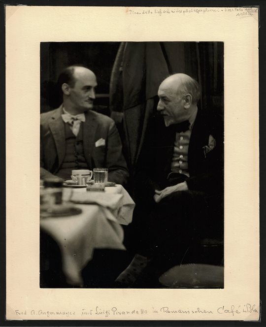[Fred A. Angermayer und Luigi Pirandello im Romanischen Café in Berlin, um 1930] / ·Fred Antoine Angermayer· [Portrait], ·Luigi Pirandello· [Portrait], ·Kurt Frömberg· [Nachlasser]. –Vintage